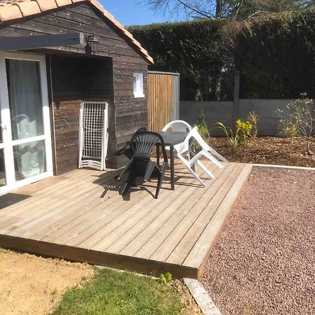 - * Les Épesses